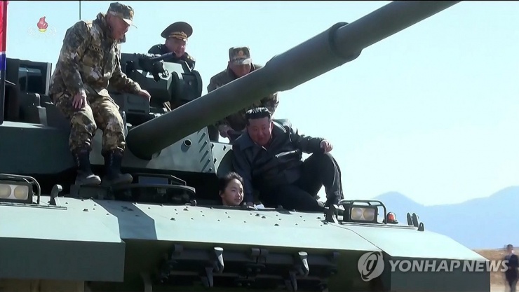 Kim Ju-ae, con gái của nhà lãnh đạo Triều Tiên Kim Jong-un, lái một chiếc xe tăng chiến đấu mới trong khi ông Kim giám sát cuộc diễn tập. Ảnh: Yonhap