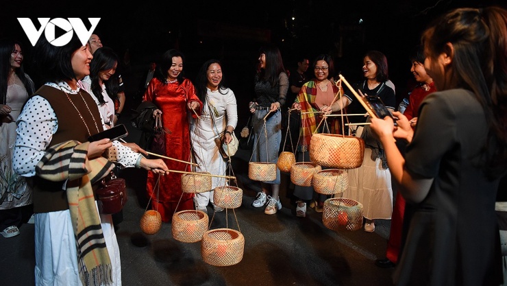 Du khách trải nghiệm tour đêm&nbsp;&nbsp;“Đền Hùng lung linh nguồn cội” được phát đèn lồng trước khi hành hương lên Đền thượng, nơi thờ các vua Hùng núi Nghĩa Lĩnh.