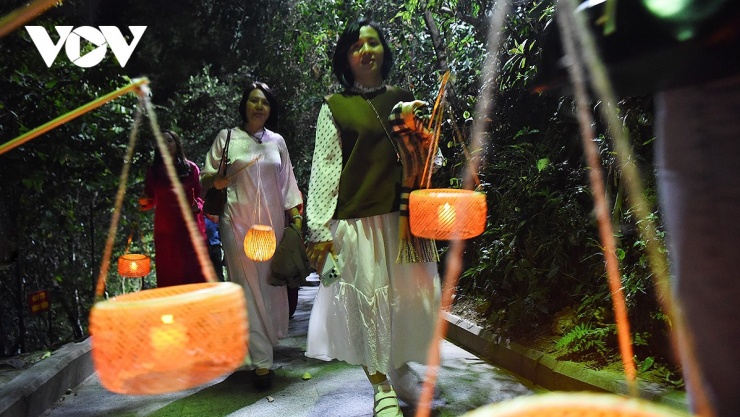 Hành hương lên núi Nghĩa Lĩnh trong đêm mang đến cho du khách những cảm giác mới mẻ, khác biệt và độc đáo.