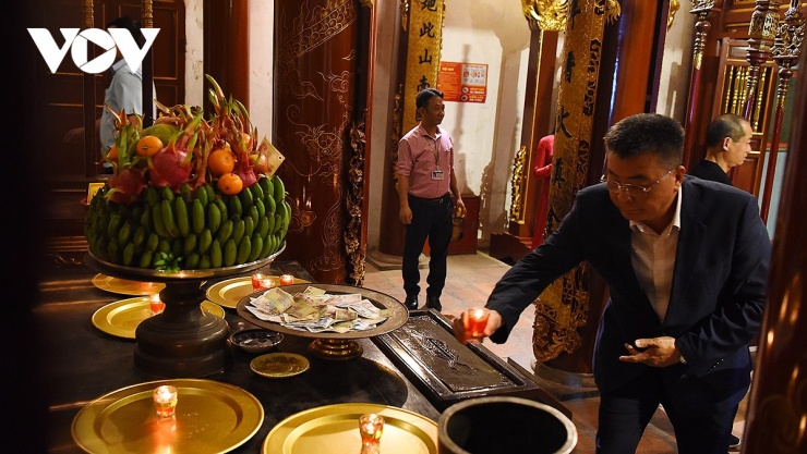 Trong không khí trang nghiêm, linh thiêng, tĩnh mịch trên đỉnh núi Nghĩa Lĩnh, mỗi du khách đã thắp nén tâm hương, ngọn nến hồng tri ân công đức các bậc tiền nhân đã có công dựng nước.