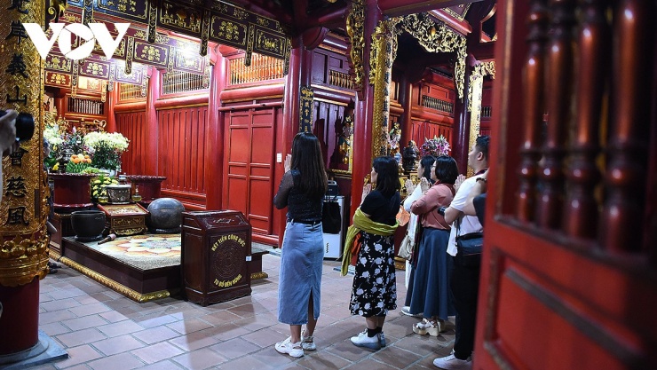 Tour đêm “Đền Hùng lung linh nguồn cội” giúp du khách có cơ hội vãn cảnh đêm, dâng hương tại Đền Hùng lên núi Nghĩa Lĩnh lần lượt qua Đền Hạ, Đền Trung, Đền Thượng và điểm dừng chân cuối cùng tại Đền Giếng.