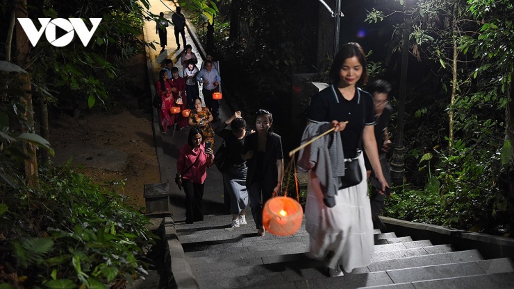 “Tour đêm có không khí rất mát mẻ, dễ chịu, không quá đông đúc khiến cho chuyến hành hương về đất tổ Hùng Vương có cảm giác gần gũi với thiên nhiên, hòa mình vào không khí linh thiêng ở đất tổ hơn”, chị Nguyễn Thị Thanh Hoa, du khách đến từ Hà Nội chia sẻ.