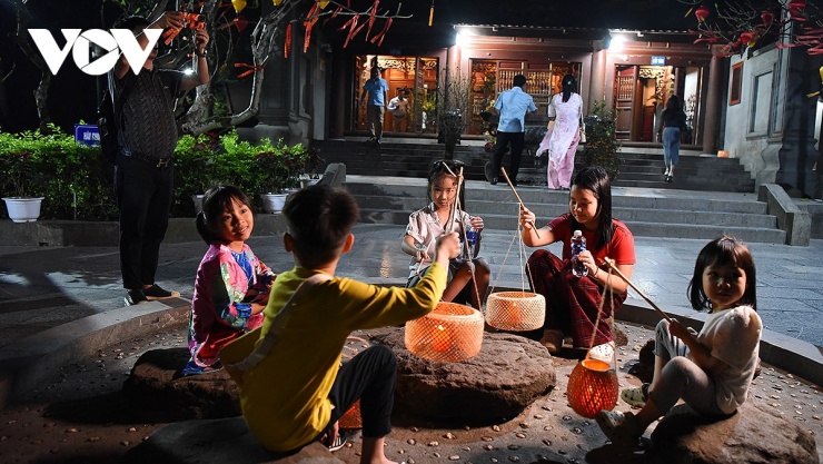 Những du khách nhí tham gia trải nghiệm tour đêm&nbsp;“Đền Hùng lung linh nguồn cội”