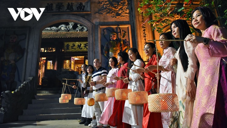 Du khách chụp ảnh check-in với đèn lồng trước Đền Thượng sau khi dâng hương các vua Hùng.