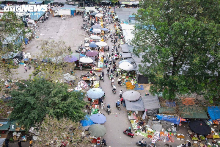 Tuy nhiên, đi cùng với sự nhộn nhịp đó là bài toán trật tự đô thị tồn tại nhiều năm qua, đặc biệt tại khu vực trước cổng chợ.