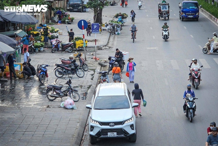 Nhiều đoạn vỉa hè bị chiếm dụng, khiến người đi bộ không còn lối đi, buộc phải di chuyển xuống lòng đường.