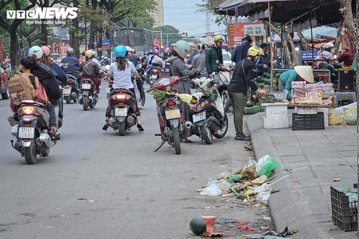Việc một bộ phận người dân dừng xe ngay dưới lòng đường để mua hàng làm gia tăng nguy cơ mất an toàn giao thông. Xe máy, ô tô tấp vào sát lề, khiến các phương tiện phía sau phải giảm tốc, né tránh. “Có lần tôi góp ý thì họ phản ứng gay gắt, thậm chí chửi bới, thách thức, suýt xảy ra xô xát,” anh N., người dân khu vực, chia sẻ.