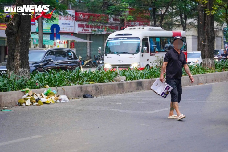 Một số tiểu thương tiện tay xả rác ngay ven đường, khiến khu vực này trở nên nhếch nhác, tiềm ẩn nguy cơ trơn trượt cho người tham gia giao thông.