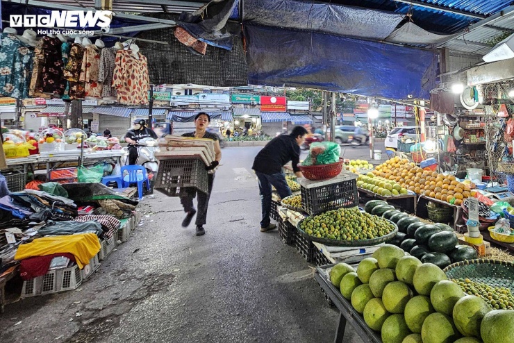 Tiểu thương chợ đầu mối Hà Nội chiếm vỉa hè, nháo nhác dọn hàng khi thấy công an - 10
