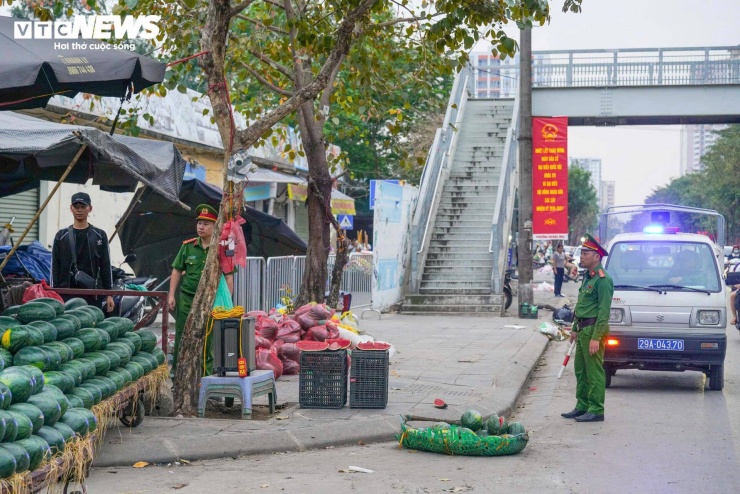 Trung tá Nguyễn Minh Hiển cho biết, khu vực chợ đầu mối Đền Lừ là điểm phức tạp về trật tự đô thị, từng có thời điểm tiểu thương bày bán hàng hóa tràn ra lòng đường, gây ảnh hưởng giao thông. Trước thực trạng đó, lực lượng Công an phường Hoàng Mai kiên trì tuyên truyền, vận động, kết hợp nhắc nhở để người dân chấp hành. “Phần lớn tiểu thương có hoàn cảnh kinh tế khó khăn, phụ thuộc vào việc buôn bán hàng ngày nên việc xử lý cần hài hòa giữa vận động và kiên quyết. Thời gian qua, nhiều vi phạm đã được xử lý, các hạng mục lấn chiếm như mái che, bục bệ, biển quảng cáo cũng được tháo dỡ, góp phần lập lại trật tự đô thị”, Trung tá Hiển nhấn mạnh.
