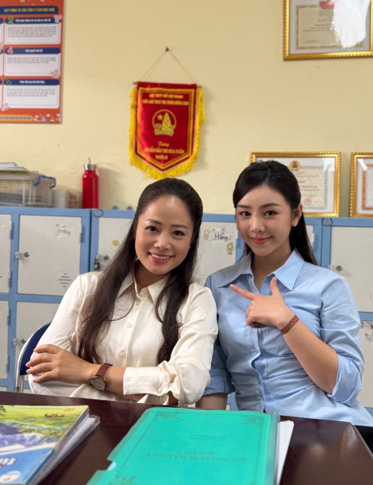  Trung tá Trịnh Huyền cùng Quỳnh Kool ở hậu trường phim "Bước chân vào đời". 