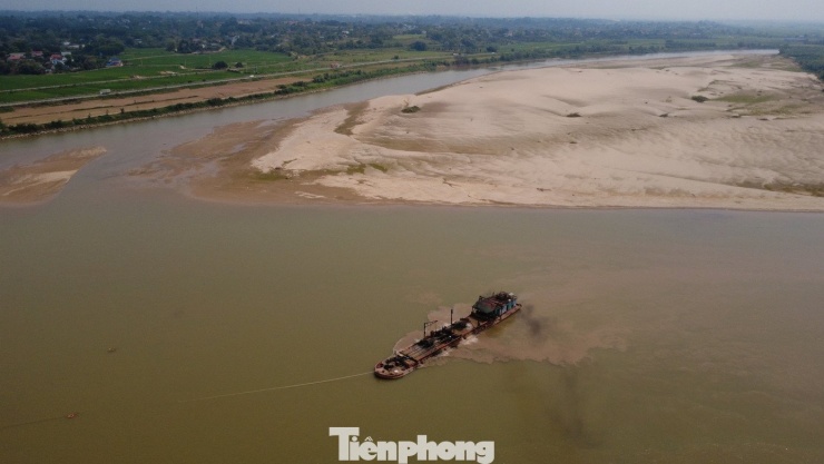 Mực nước sông Hồng (sông Thao) chảy qua địa bàn tỉnh Phú Thọ đang xuống thấp so với cùng kỳ nhiều năm về trước. Theo dự báo của Trung tâm Dự báo Khí tượng Thủy văn Quốc Gia, từ ngày 15 - 21/3, dòng chảy sông Hồng khu vực hạ lưu tại Hà Nội có xu hướng biến đổi chậm và chịu ảnh hưởng của thủy triều, với tổng lượng dòng chảy cao hơn trung bình nhiều năm khoảng 30–46%. Tuy nhiên, tại khu vực thượng nguồn như Phú Thọ, mực nước vẫn ở mức thấp do thiếu hụt dòng chảy từ thượng lưu. Trong ảnh: Bãi cát trắng trải dài ở giữa sông đoạn qua xã Chí Tiên, (Ảnh chụp trưa ngày 16/3).
