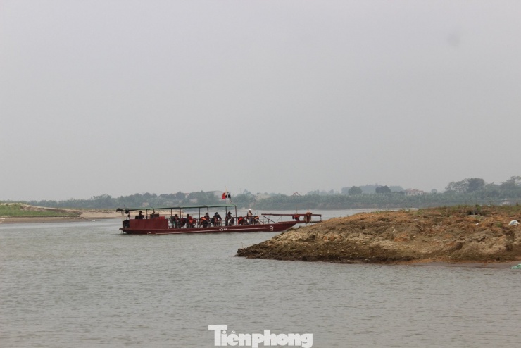 Mực nước sông Hồng qua Phú Thọ xuống thấp, nhiều đoạn trơ đáy - 3