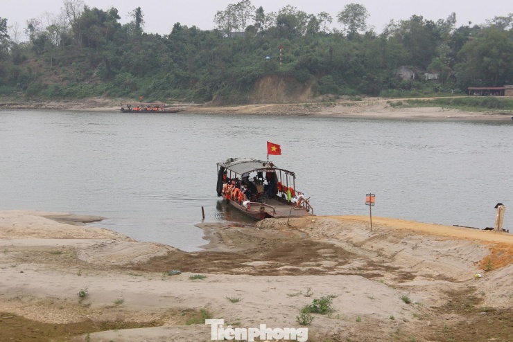 Tại các bến đò Chí Chủ và Tình Cương, đơn vị vận hành phải đắp đường tạm từ bến xuống lòng sông để duy trì hoạt động, khiến chi phí phát sinh tăng cao. Mực nước xuống thấp làm xuất hiện nhiều ụ đất, bãi cát giữa dòng, gây cản trở, ảnh hưởng lớn đến hoạt động vận tải đường thủy. Trong ảnh: Đò Chí Chủ di chuyển "né" mỏm đất giữa dòng và con đường dẫn ra đò Tình Cương kéo dài ra giữa sông.