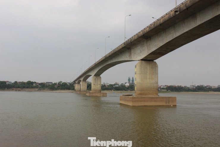 Mực nước sông Hồng qua Phú Thọ xuống thấp, nhiều đoạn trơ đáy - 7