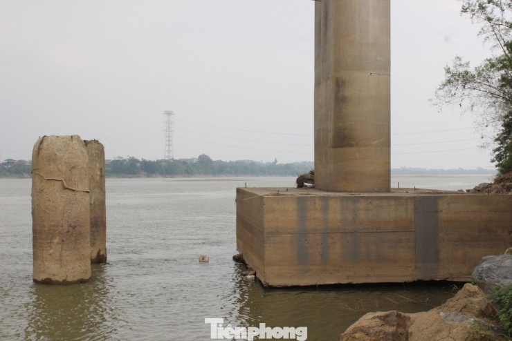 Tại cầu Ngọc Tháp (nối giữa phường Âu Cơ và xã Hiền Quan), mực nước sông xuống thấp, bệ trụ cầu bên bờ Hiền Quan đã lộ.