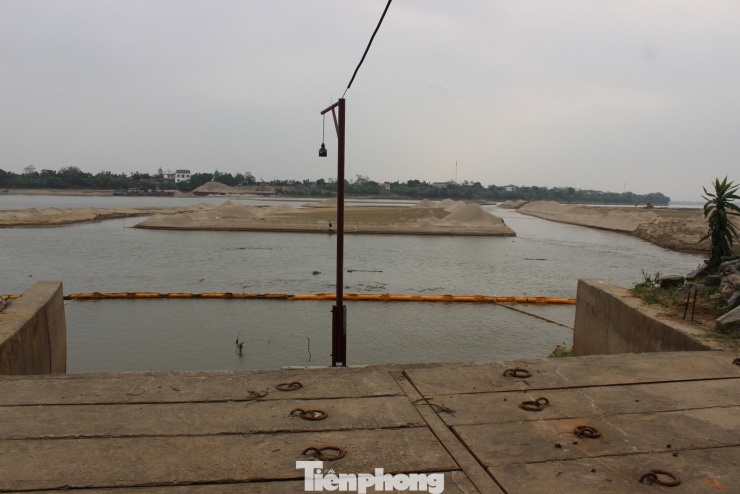 Mực nước sông Hồng qua Phú Thọ xuống thấp, nhiều đoạn trơ đáy - 9