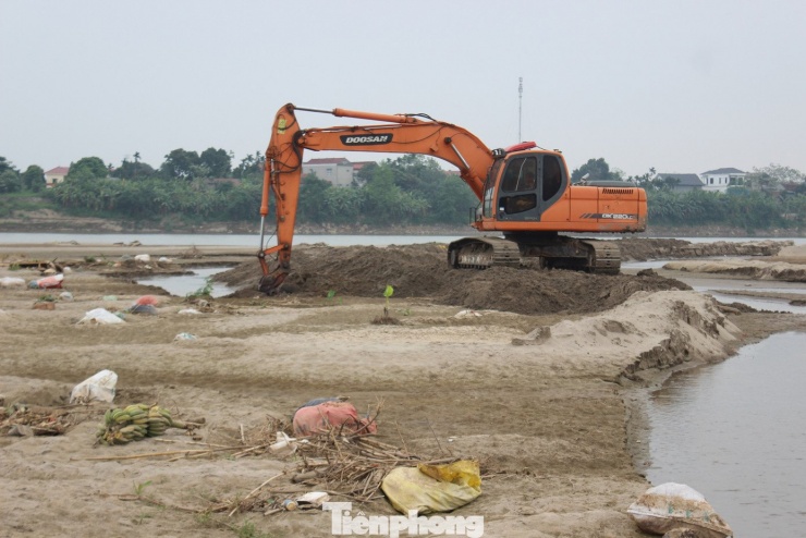 Công ty Cổ phần cấp nước Phú Thọ (phường Âu Cơ) đưa máy múc khơi dòng dẫn từ giữa sông vào trạm thu. Theo số liệu 2025, trạm cấp nước này có công suất 25.000 m3/ngày đêm, phục vụ 11.000 khách hàng (hộ dân, doanh nghiệp, cơ quan) trên địa bàn nhiều phường, xã lân cận.