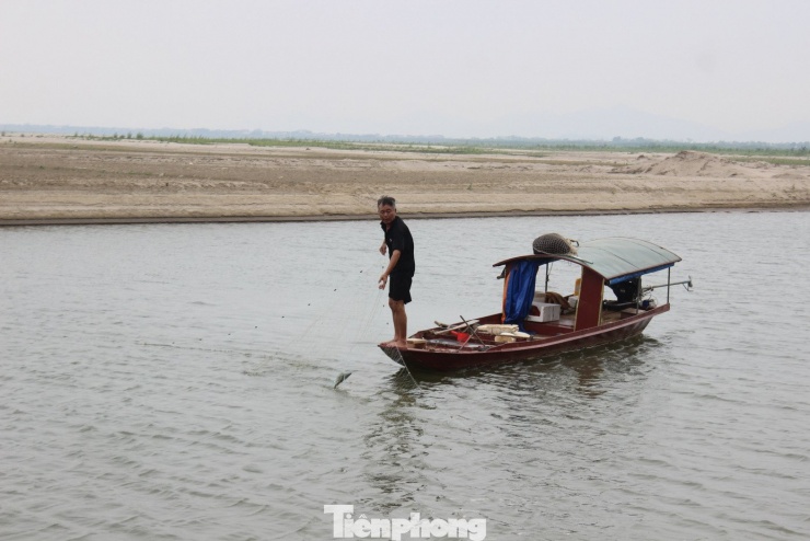 Người dân chài lưới ở đây cho hay, nước cạn cũng khiến việc đánh bắt cá của họ bị hạn chế, thuyền bị "giam" ở vũng nước nhỏ và lượng cá không có nhiều.
