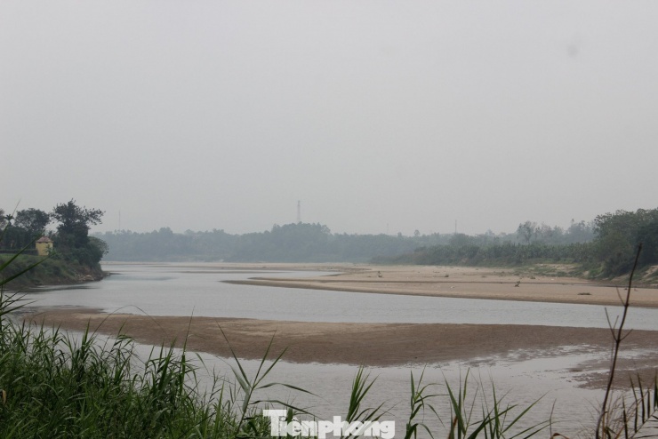 Sông Hồng chảy qua Phú Thọ dài hơn 100 km, là dòng sông có chế độ thủy văn biến động mạnh theo mùa. Số liệu cho thấy mực nước mùa kiệt thường chỉ dao động quanh 11–12 m, thấp hơn nhiều so với mùa lũ có thể lên tới trên 17 m, tạo nên sự chênh lệch lớn, ảnh hưởng trực tiếp đến giao thông, cấp nước và đời sống ven sông.