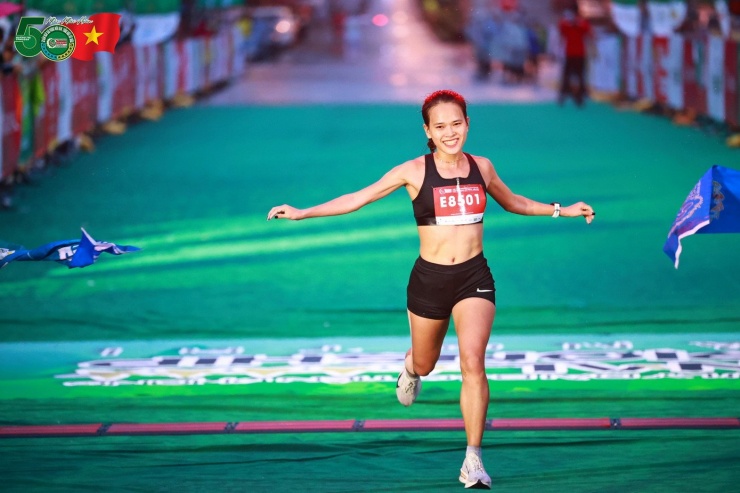 Phạm Thị Hồng Lệ 4 năm liên tiếp (2022 - 2025) vô địch 21km tại Tiền Phong Marathon