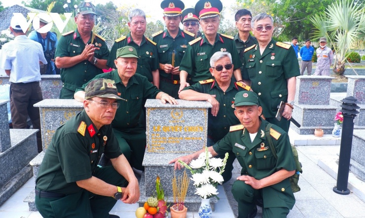 Đồng đội của liệt sĩ