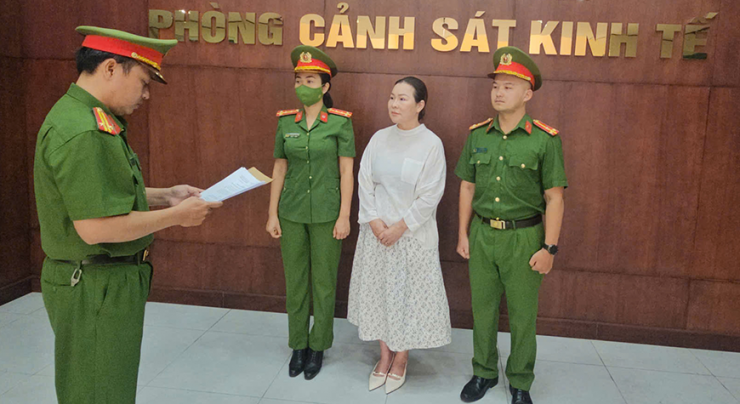 Cơ quan CSĐT Công an TPHCM tống đạt các quyết định và lệnh đối với bà Nguyễn Ngọc Tiền. Ảnh: CA