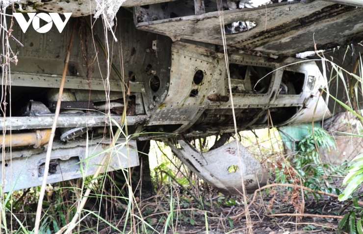 Ngầm chiếc máy bay bị bong tróc sơn, hư hại một số bộ phận bên ngoài.