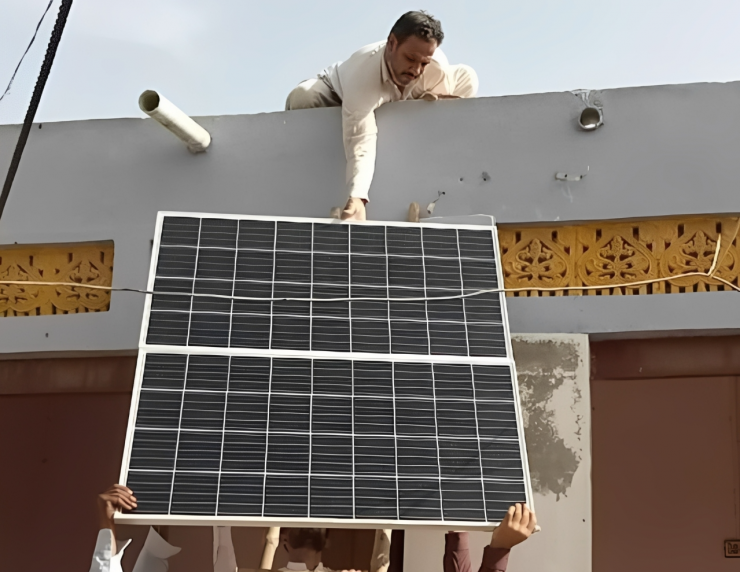 Tốc độ lắp đặt điện mặt trời tại Islamabad tăng chóng mặt, nhiều khu phố gần như phủ kín pin mặt trời chỉ sau vài năm. Ảnh: Xinhua