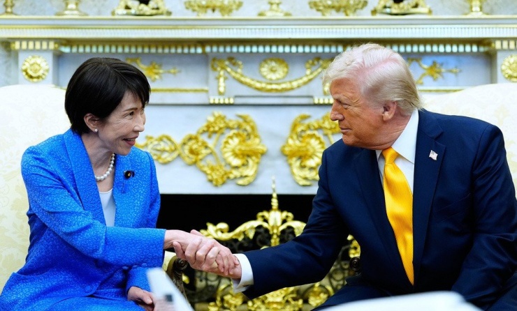 Thủ tướng Nhật Bản Sanae Takaichi trong cuộc gặp Tổng thống Mỹ Donald Trump tại Nhà Trắng ngày 19/3. (Ảnh: AP)