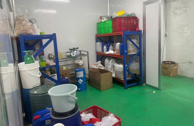 TPHCM: Triệt phá 'công xưởng' sản xuất mỹ phẩm giả từ hóa chất, dán tem 'hàng nhập khẩu' - 1