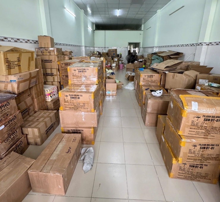 TPHCM: Triệt phá 'công xưởng' sản xuất mỹ phẩm giả từ hóa chất, dán tem 'hàng nhập khẩu' - 3