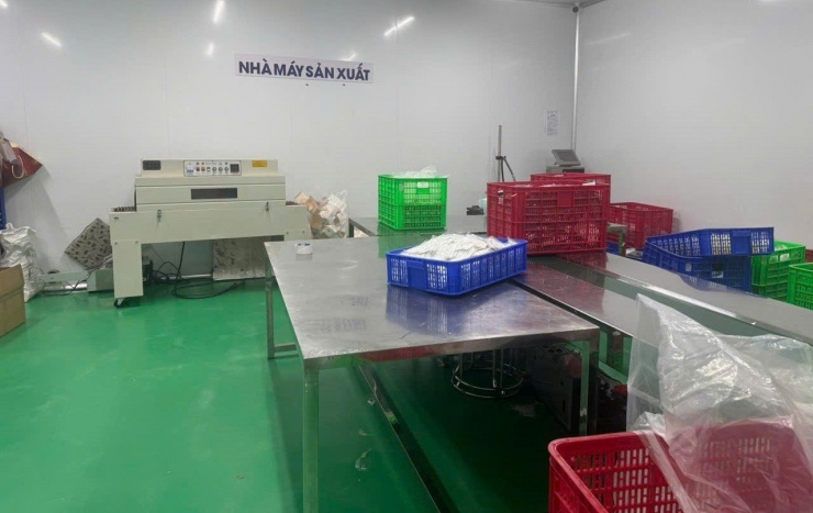 Công xưởng nơi sản xuất kem trộn kém chất lượng.