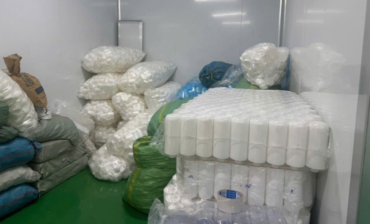 TPHCM: Triệt phá 'công xưởng' sản xuất mỹ phẩm giả từ hóa chất, dán tem 'hàng nhập khẩu' - 7