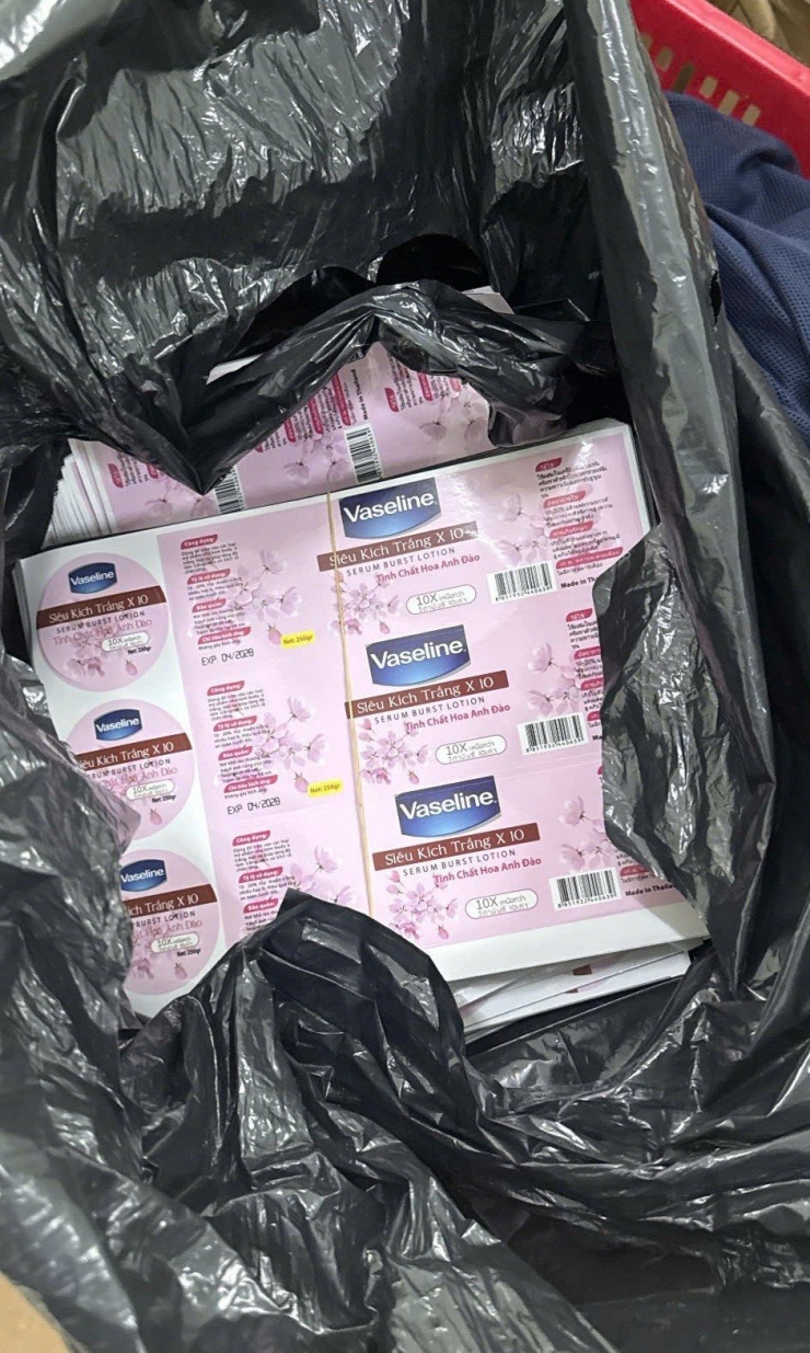 TPHCM: Triệt phá 'công xưởng' sản xuất mỹ phẩm giả từ hóa chất, dán tem 'hàng nhập khẩu' - 4