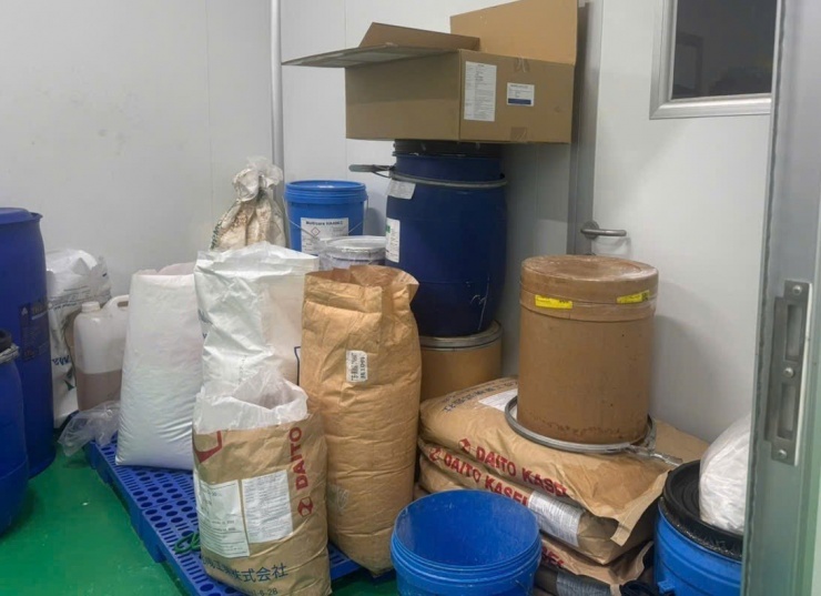 TPHCM: Triệt phá 'công xưởng' sản xuất mỹ phẩm giả từ hóa chất, dán tem 'hàng nhập khẩu' - 6