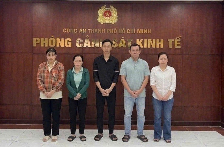 Các đối tượng trong đường dây sản xuất mỹ phẩm tại cơ quan công an.