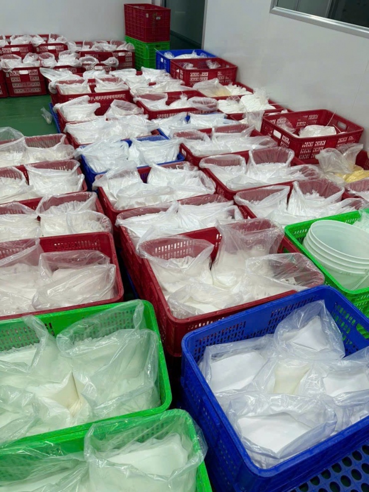 Nguyên liệu và công nghệ để làm kem trộn kém chất lượng tại công xưởng.