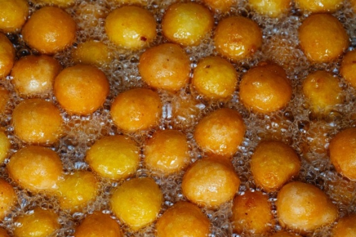 Quán bánh rán tí hon ngày bán 3.000 chiếc ở Hà Nội