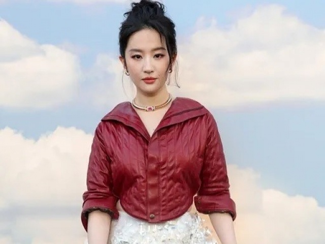 Loạt trang phục gây tranh cãi của Lưu Diệc Phi