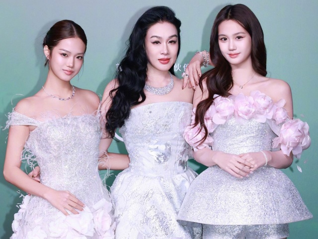 Con gái minh tinh Chung Lệ Đề đắt show làm mẫu