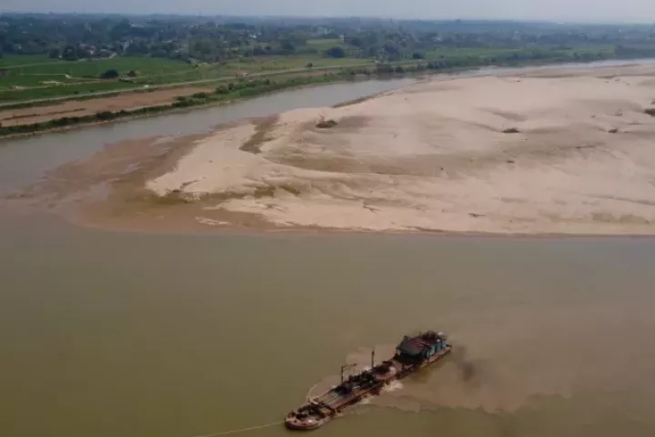 Mực nước sông Hồng qua Phú Thọ xuống thấp, nhiều đoạn trơ đáy