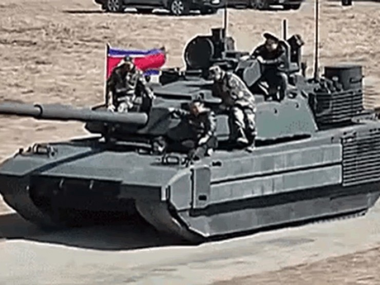 Triều Tiên công bố hình ảnh con gái nhà lãnh đạo Kim Jong-un lái xe tăng