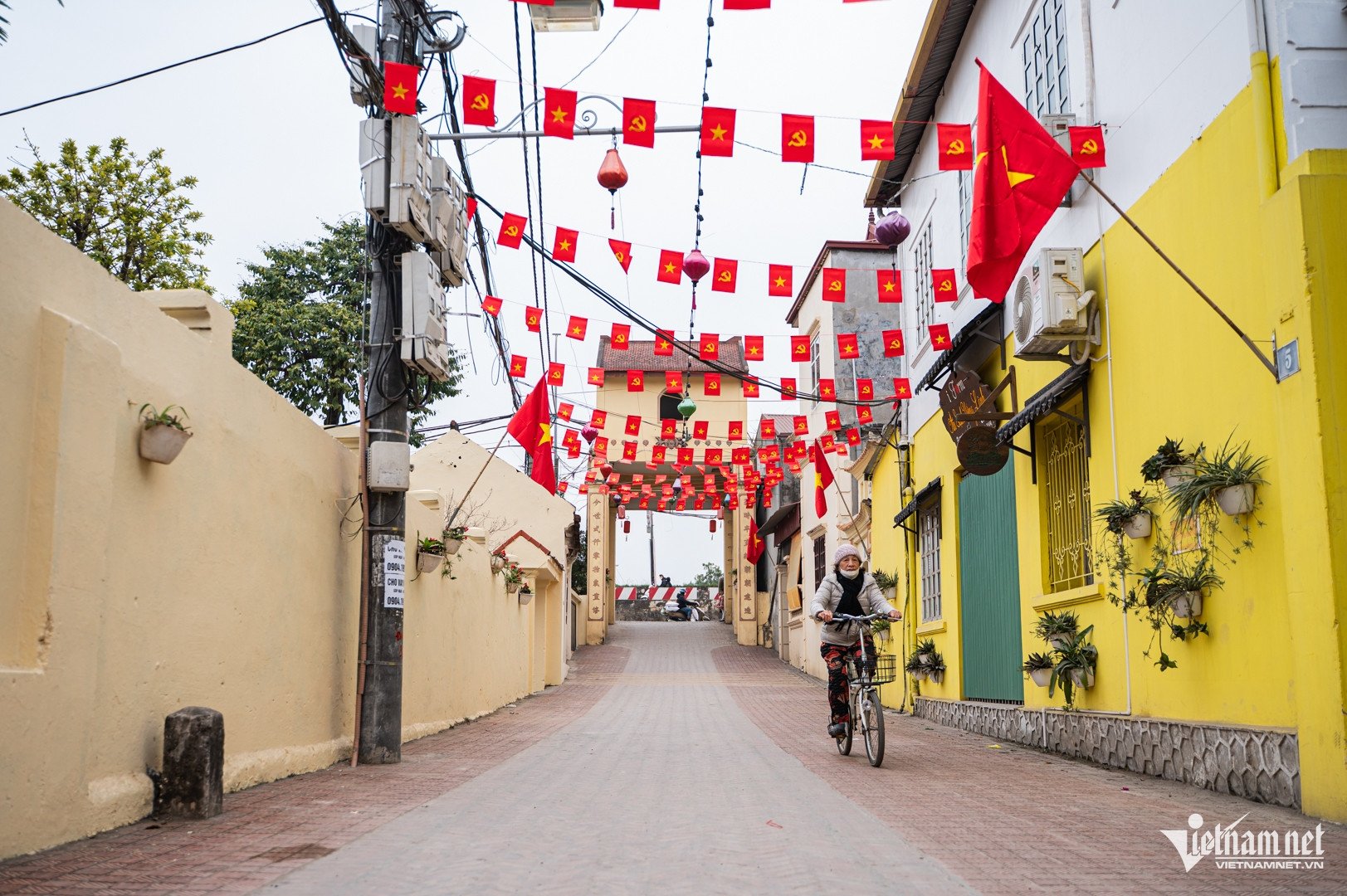 Hai cổng thông nhau ở đầu và cuối một con ngõ. Ảnh: Nguyễn Huy