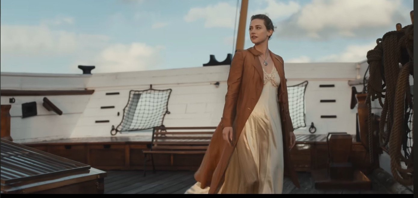 Đúng 11h ngày 20/3, BTS đã trình làng album mới cùng MV cho ca khúc chủ đề mang tên Swim. Được ghi hình tại thành phố biển Lisbon (Bồ Đào Nha), MV gây choáng ngợp bởi quy mô dàn dựng công phu trên con tàu khổng lồ giữa đại dương bao la, mang đến những thước phim đậm chất điện ảnh. MV mở đầu với hình ảnh người phụ nữ do diễn viên Hollywood Lili Reinhart thủ vai đang chao đảo, vật lộn giữa những cơn sóng dữ của cuộc đời trên con tàu đơn độc.