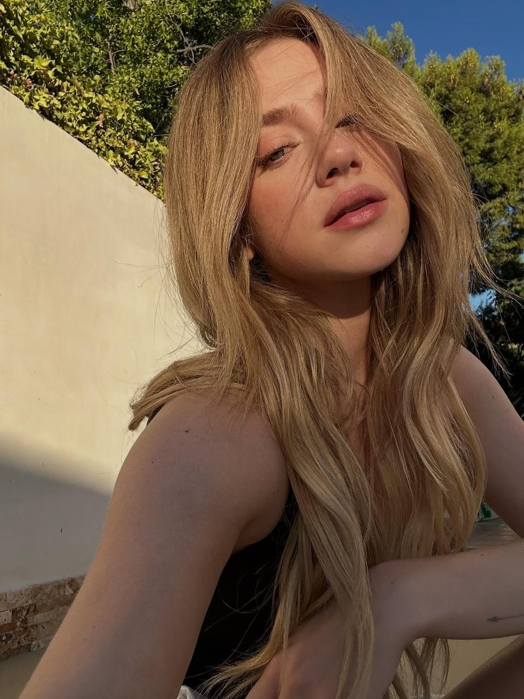 Nhan sắc nàng thơ đang gây bão trong MV của BTS - 16