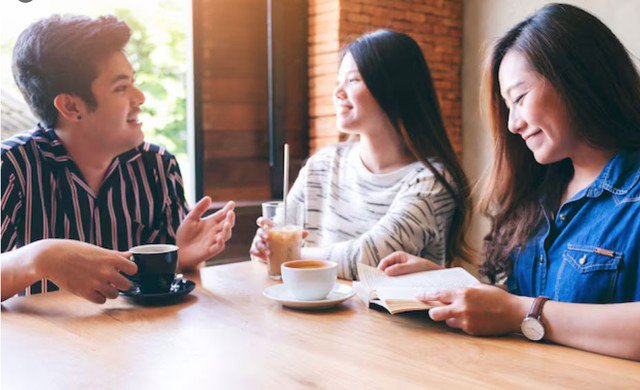 Một trong những nguyên tắc quan trọng của người EQ cao là không nói về lỗi sai của người khác sau lưng họ. Ảnh minh họa