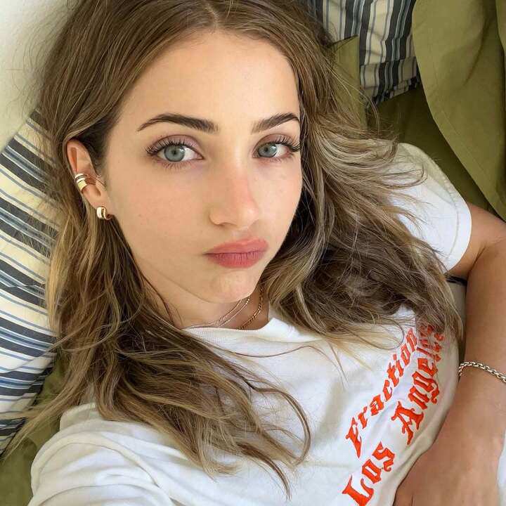 Trước khi đến với One Piece, Emily Rudd từng xuất hiện trong một số dự án như Fear Street, Moonshot… nhưng chưa tạo được dấu ấn lớn. Phải đến khi đảm nhận vai Nami, tên tuổi của cô mới thực sự bứt phá, thu hút hàng triệu người theo dõi trên mạng xã hội.