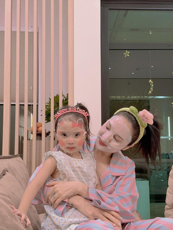 Ảnh sao 20/3: Hòa Minzy nắm chặt tay Văn Cương trong buổi ra mắt đơn vị - 11