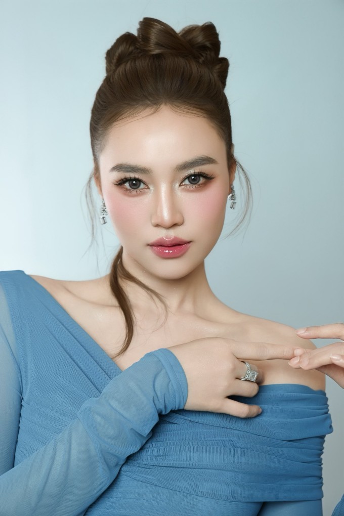 Ảnh sao 20/3: Hòa Minzy nắm chặt tay Văn Cương trong buổi ra mắt đơn vị - 9